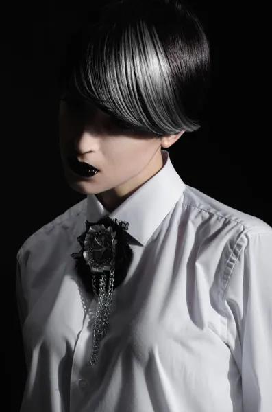 Retrato escuro de mulher gótica pálida — Fotografia de Stock