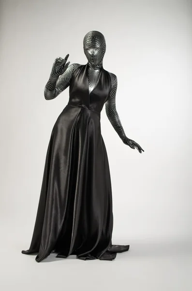 Vrouw gewikkeld in zwarte gewaden — Stockfoto