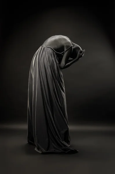 Femme enveloppée dans des robes noires — Photo