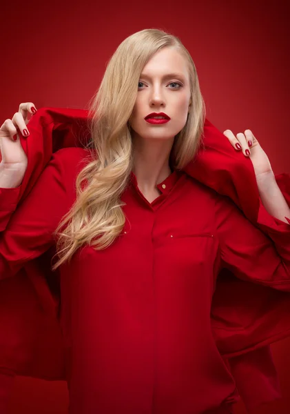 Stijlvolle vrouw in rood pak — Stockfoto