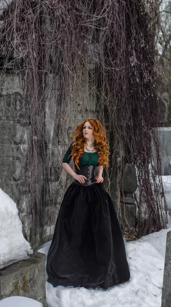 Gothic Frau im schwarzen Kleid — Stockfoto