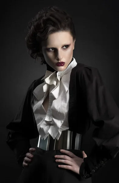 Femme en costume noir strict — Photo