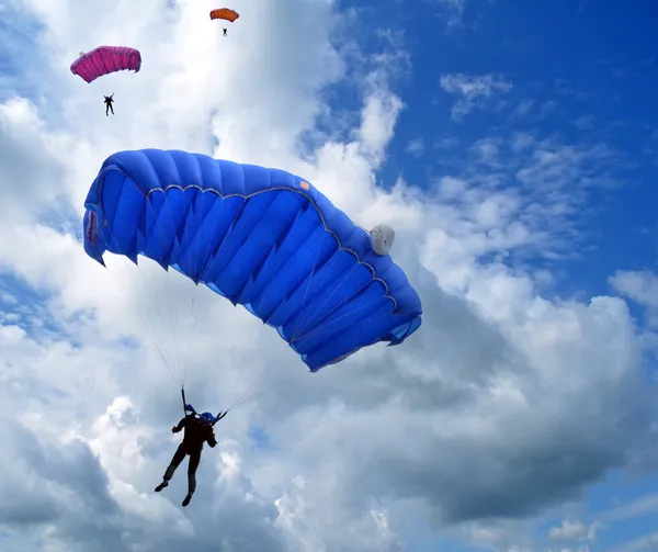 Parachutistes dans le ciel — Photo