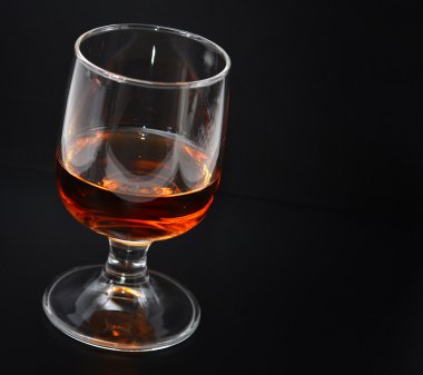 alkol içki, siyah zemin üzerine cam