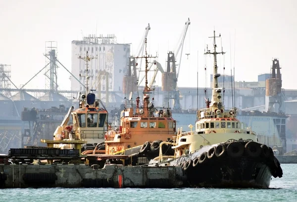 Remolcadores viejos en puerto — Foto de Stock