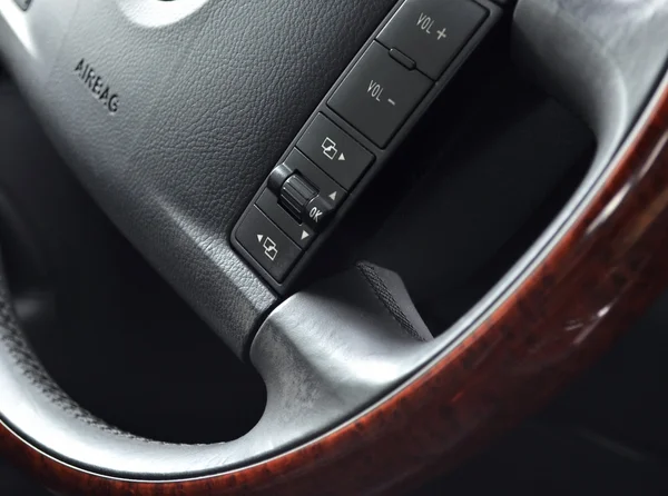 Detalle del volante, control de sonido del coche de cerca —  Fotos de Stock