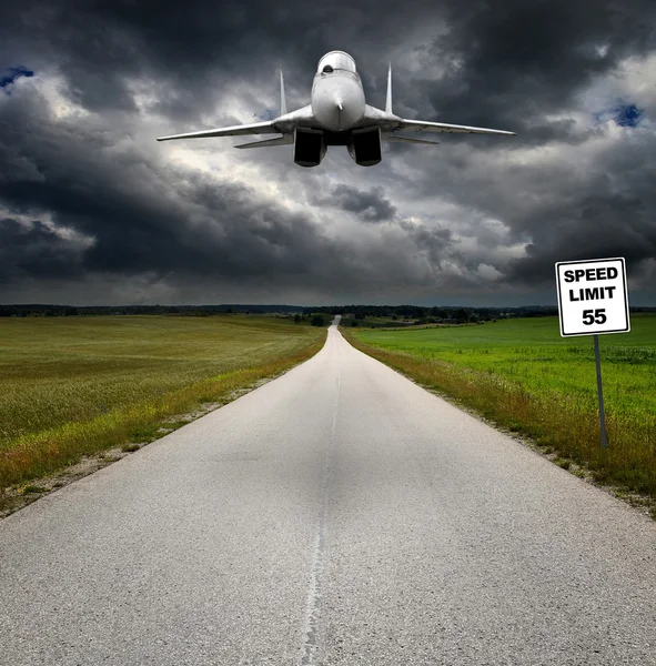 Fighter jet over the road — Stock Photo, Image