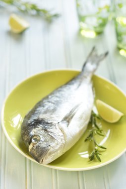 ham dorado biberiye ve limon ile