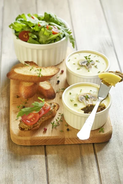 Chicken liver pate with mushrooms and thyme — Stock Photo, Image