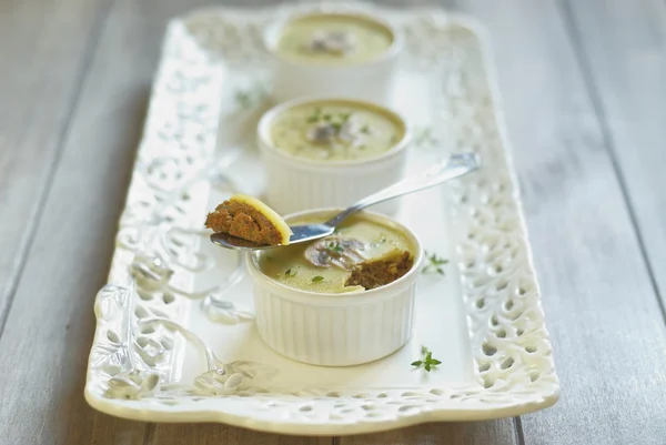 Kip lever pate met paddestoelen en tijm — Stockfoto