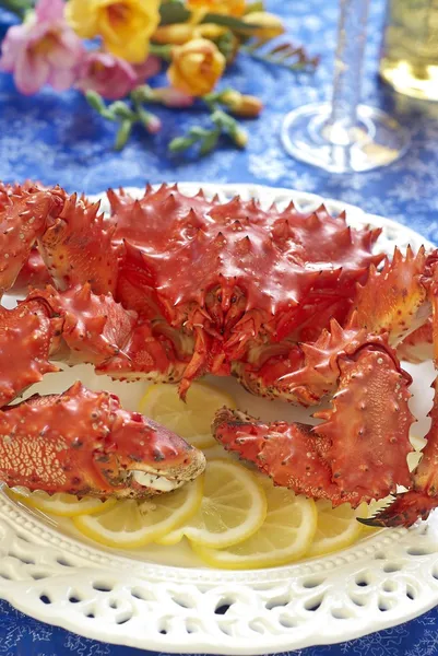 Crabe avec tranches de citron sur plaque blanche — Photo