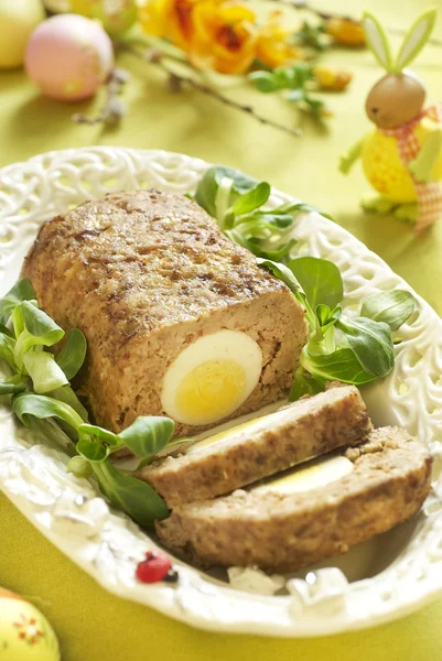 Pão de carne cozido na Páscoa com ovos cozidos — Fotografia de Stock