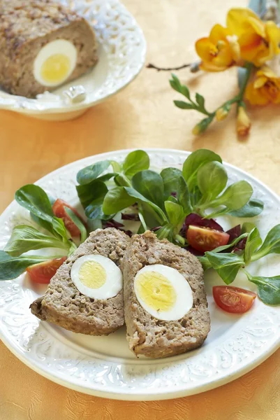 Pasen gebakken gehaktbrood met gekookte eieren — Stockfoto