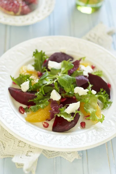 Rödbetor och orange sallad med getost och granatäpple — Stockfoto