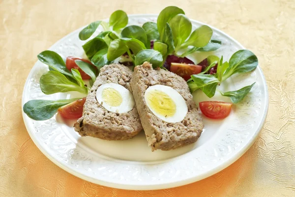 Pasen gebakken gehaktbrood met gekookte eieren — Stockfoto