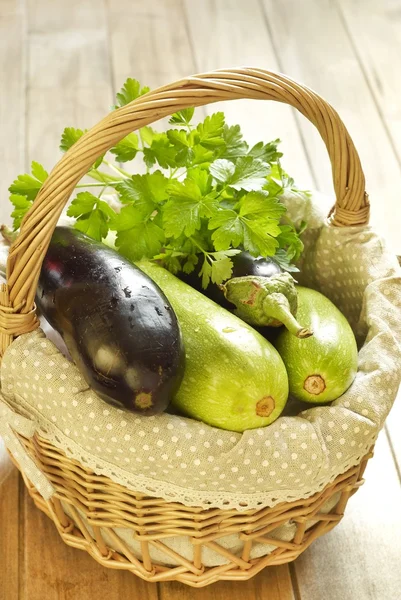 Korg med färska grönsaker — Stockfoto