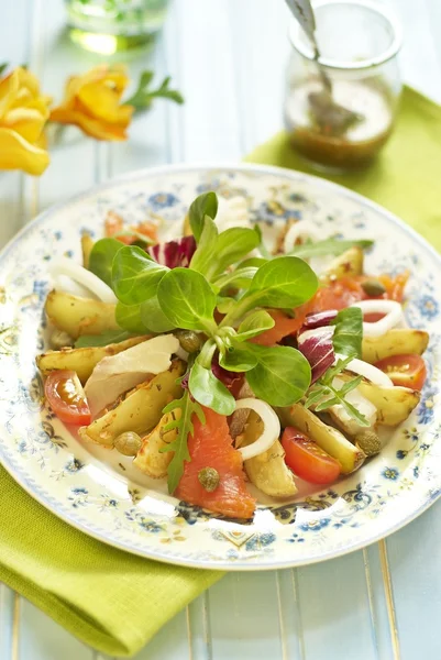 Aardappelsalade met gerookte zeebaars en gezouten zalm — Stockfoto