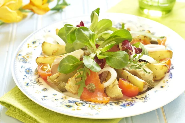 Картофельный салат с копченым морским окунем и соленым лососем — стоковое фото