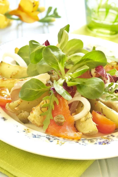 Aardappelsalade met gerookte zeebaars en zalm — Stockfoto