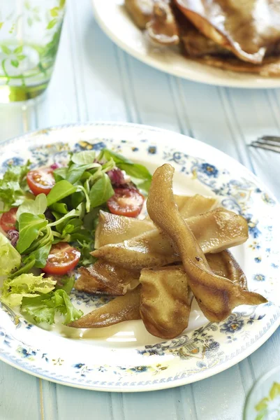 Orecchie di maiale fritte con insalata fresca — Foto Stock