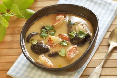 Tom yam karides, mantar ve Hindistan cevizi sütü çorbası