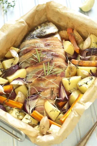 Dorado cuit au bacon avec des légumes — Photo