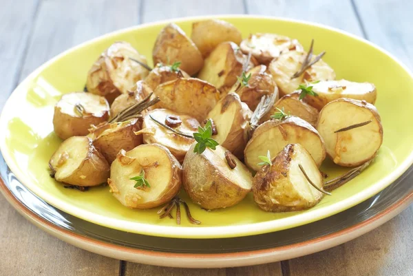 Baked potatoes with garlic and herbs — Stock Photo, Image