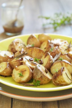 sarımsaklı ve otlu fırında patates