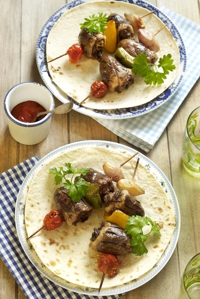 Grilled turkey heart kebab with vegetables — Stock Photo, Image