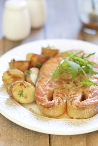 Saumon cuit à la pomme de terre et roquette — Photo