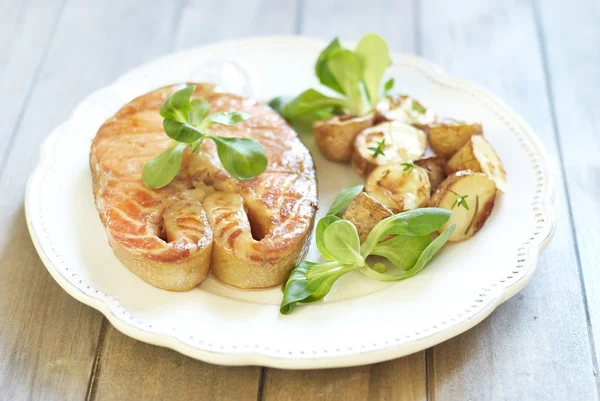 Ugnsbakad lax med potatis och majs sallad — Stockfoto