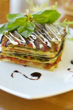 Vejetaryen lazanya sebzeler, domates ve pesto soslar
