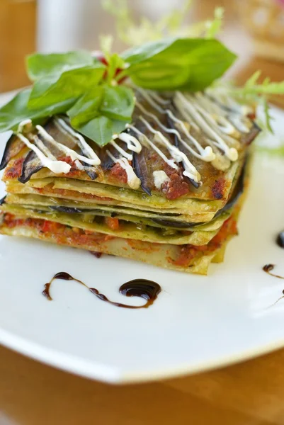 Vegetáriánus lasagna, zöldség, paradicsom, pesto mártások — Stock Fotó