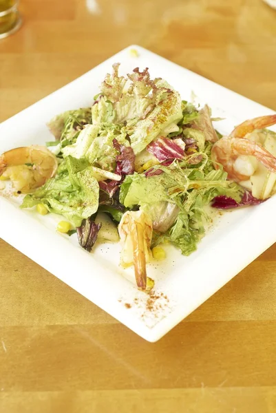 Salata karides, armut ve Mısır ile — Stok fotoğraf