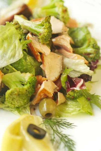 Salada de legumes com salmão e brócolis — Fotografia de Stock