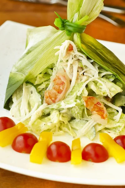 Salada de férias com caranguejo, camarão e legumes em folha de alho-porro — Fotografia de Stock