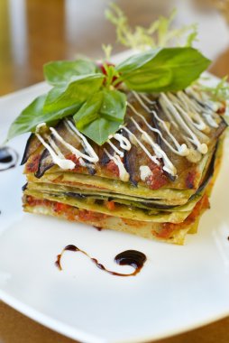 Vejetaryen lazanya sebzeler, domates ve pesto soslar