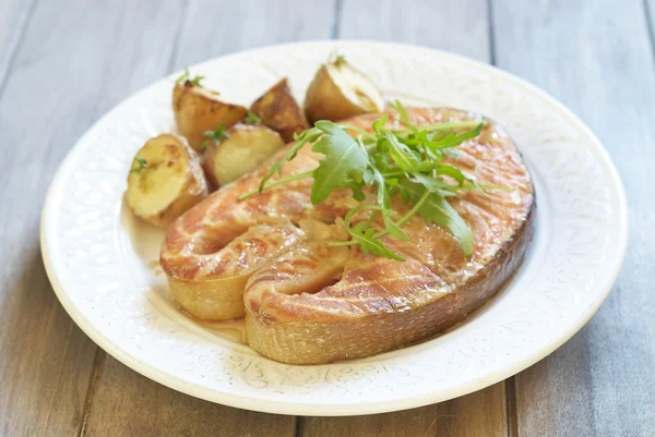 Saumon cuit à la pomme de terre et roquette — Photo