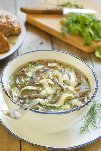 Noodle suppe med kalkunhjerter - Stock-foto