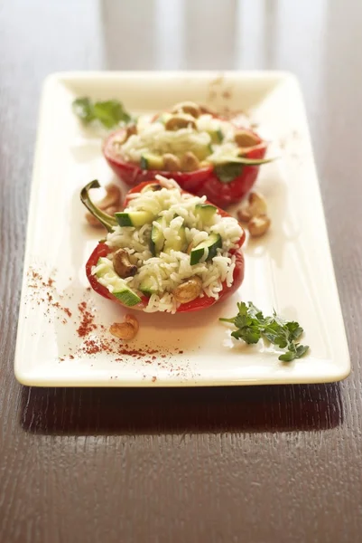 Paprika, gefüllt mit Reis, Zucchini und Cashewnüssen — Stockfoto