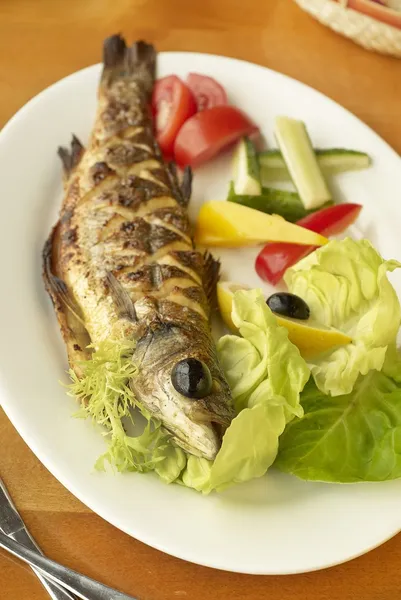 Bas de mare la gratar cu legume proaspete — Fotografie, imagine de stoc