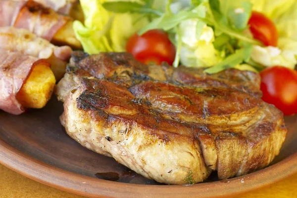 Carne de cerdo a la parrilla con verduras — Foto de Stock