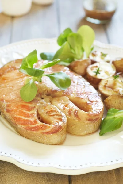 Saumon cuit au four avec salade de pommes de terre et maïs — Photo