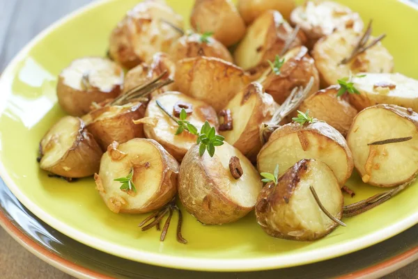 Baked potatoes with garlic and herbs — Stock Photo, Image