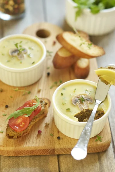 Chicken liver pate with mushrooms and thyme — Stock Photo, Image