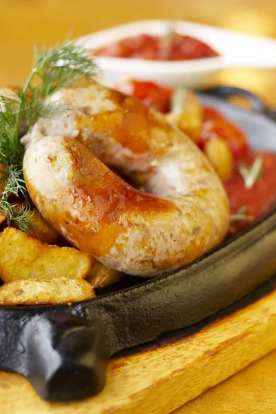 Salsicha de carne com batatas assadas e tomate — Fotografia de Stock