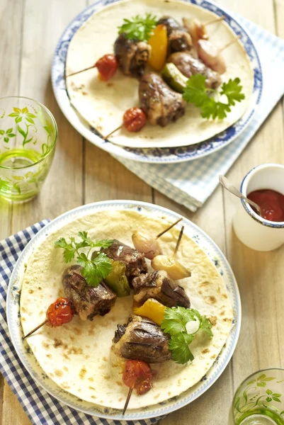 Pavo a la parrilla corazón kebab con verduras — Foto de Stock