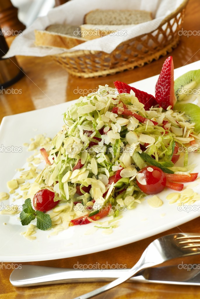 Salad with strawberry, kiwi and almond