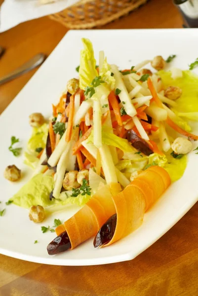 Salada com cenouras, maçãs, tâmaras e avelãs — Fotografia de Stock