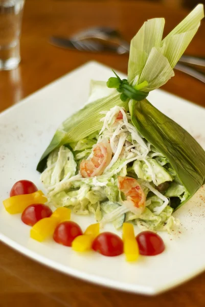 Ensalada con cangrejo, camarones y verduras frescas en hoja de puerro —  Fotos de Stock